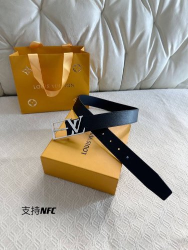 特 Lv 精品针扣系列 进口原厂皮 精品五金 适用于多种搭配跟场合 。宽度3.5Cm 皮质柔软舒适 内置Nfc芯片