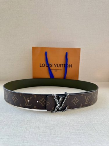 特 本款 4.0宽 Lv Initiales 双面腰带拼合经典 Monogram 帆布和素色皮革，搭配中央 Lv 字母搭扣，为路易威登爱好者提供多样造型选择。一