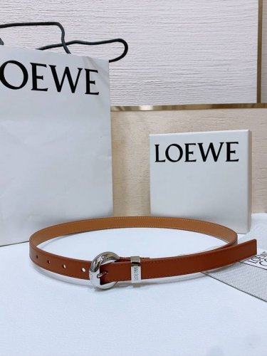 Loewe 罗意威专柜最新同款腰带 选用光滑牛皮革窄款腰带 配有Anagram Pebble针扣 卓越的工艺 个性的造型 精美的材质 宽:2.0Cm
