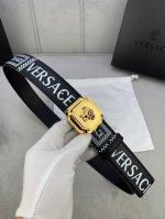 特 宽度4.0Cm 范思哲 此款两面头层皮底 腰带饰有标志性的Versace美杜莎头像三件套组合扣，彰显品牌格调。是一款精美的衣橱必备单品。