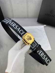 特 宽度4.0Cm 范思哲 此款两面头层皮底 腰带饰有标志性的Versace美杜莎头像三件套组合扣，彰显品牌格调。是一款精美的衣橱必备单品。