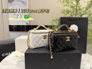 全套双盒包装 小香家 双球Woc 盒子包 Chanel 上身仙气满满哦！ 滑滑的皮摸上去超舒服 双珠链条的设计 可以让我自由的调节长度 斜挎 手提 手提 搜索双