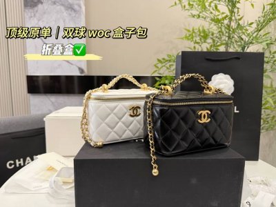 全套双盒包装 小香家 双球Woc 盒子包 Chanel 上身仙气满满哦！ 滑滑的皮摸上去超舒服 双珠链条的设计 可以让我自由的调节长度 斜挎 手提 手提 搜索双