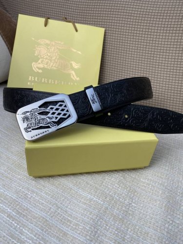 品名：巴宝莉c原单 材质：原单牛皮腰带 百分百头层牛皮腰带保证真皮，24K纯钢扣，专柜原单品质、做工精细，时尚大牌，送人自用首选 包装： 请认准如图专柜包装赠送