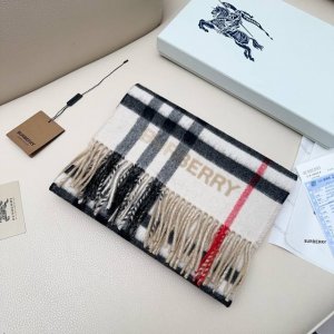 对比感格纹 焦糖色+驼色 想要温暖冬季的必备百搭单品， 今年冬天保证 出镜率No. 1 B家羊绒拼色围巾奉上论男女都可用！ 在这样的季节里拥有一条经典百搭的围巾