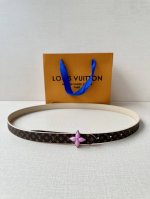 2.0宽 Lv Iconic 腰带令传统元素焕现摩登魅力。纤细尺寸可穿过束带圈或单独收拢腰线，Iconic 搭扣流露优雅格调，双面设计实现更多造型可能一面 Mo