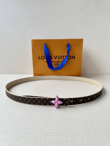 2.0宽 Lv Iconic 腰带令传统元素焕现摩登魅力。纤细尺寸可穿过束带圈或单独收拢腰线，Iconic 搭扣流露优雅格调，双面设计实现更多造型可能一面 Mo
