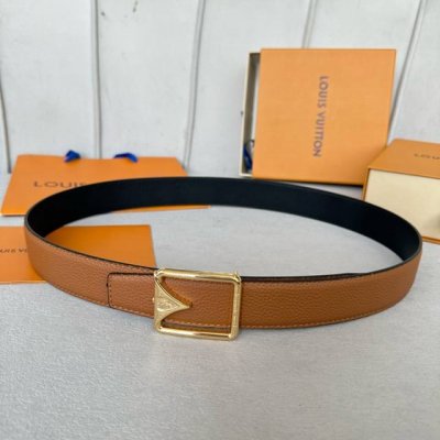 特 寬度：35Mm Lv S-Lock系列 寬度3.5Cm 驢家法國原廠荔枝紋皮料 搭配独特的圆圈字母钢扣 雙面用