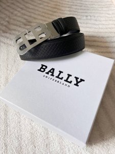 Ba～Lly 巴～利 这是一款男士双面用腰带，采用精湛的工艺，将一面编织纹理与一面进口光面皮完美结合，两面可随意搭配，一面是商务正装风格，另一面则是休闲潮流款式