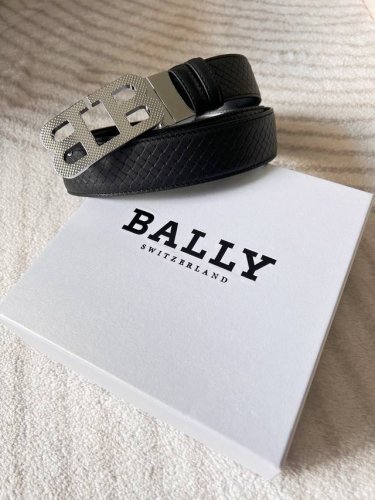 Ba～Lly 巴～利 这是一款男士双面用腰带，采用精湛的工艺，将一面编织纹理与一面进口光面皮完美结合，两面可随意搭配，一面是商务正装风格，另一面则是休闲潮流款式