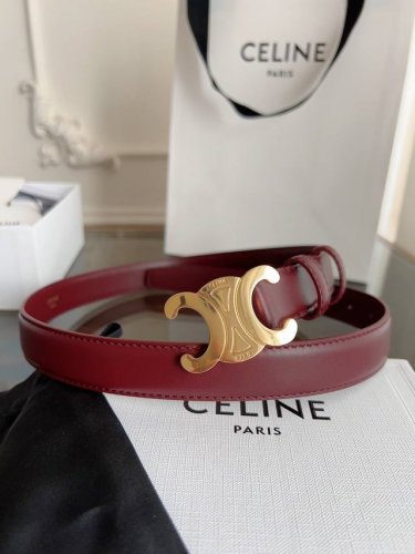 赛琳 Celine女士皮带，小牛皮质感搭配独特凯旋门扣，颜色酒红色 宽2.4Cm 低调中暗藏奢华，轻松点亮穿搭 。手工缝制
