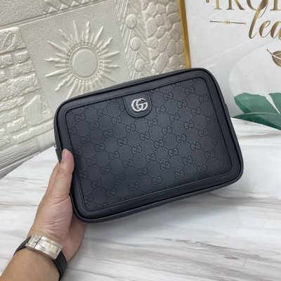 Gg印花压纹邮差包，经典旅行配件采用全新配色在 古驰爱的进行曲 系列中焕新演绎。Gg皮革将柔软质感与通体品牌标识压花相结合，运用不同纹理打造出微泛光泽的表面质感