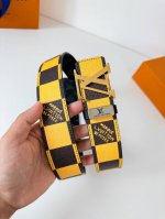 品名： Lv..路易..威登腰带皮带原单 型号：挂扣，经典纯钢材质挂扣，头层牛皮，图片实物拍摄 材料：头层牛皮，挂扣系列，纯钢材质扣头，钯镀电镀工艺永不掉色。原