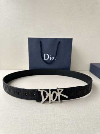宽度3.5Cm Dior 这款不锈钢金属腰带扣是春季系列新品，展示 Cd Icon 标志和 Oblique Cosmo 图案，致敬 Dior 的经典图案。可与各 - 点击图像关闭