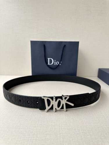 宽度3.5Cm Dior 这款不锈钢金属腰带扣是春季系列新品，展示 Cd Icon 标志和 Oblique Cosmo 图案，致敬 Dior 的经典图案。可与各
