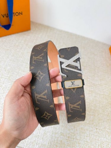 品名： Lv..路易..威登腰带皮带原单 型号：挂扣，经典纯钢材质挂扣，头层牛皮，图片实物拍摄 材料：头层牛皮，挂扣系列，纯钢材质扣头，钯镀电镀工艺永不掉色。原