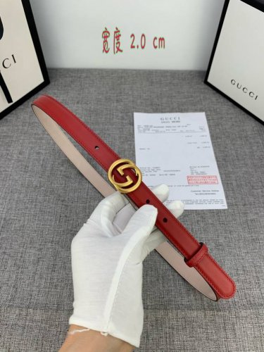 G U C C I 此细款腰带用采光头小层牛皮 精制而成，配以双G带扣。宽度 ：2.0 Cm