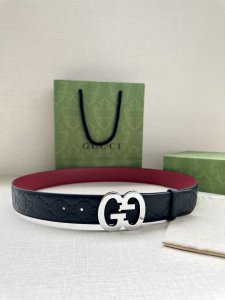 宽度4.0 Gucci 历史细节和现代元素是Gucci最新系列的特点。历史的花押字硬件致敬品牌的创始人Guccio Gucci。这款腰带采用黑色皮革精制而成，饰