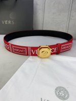 特 宽度4.0Cm 范思哲 此款两面头层皮底 腰带饰有标志性的Versace美杜莎头像三件套组合扣，彰显品牌格调。是一款精美的衣橱必备单品。