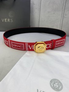 特 宽度4.0Cm 范思哲 此款两面头层皮底 腰带饰有标志性的Versace美杜莎头像三件套组合扣，彰显品牌格调。是一款精美的衣橱必备单品。