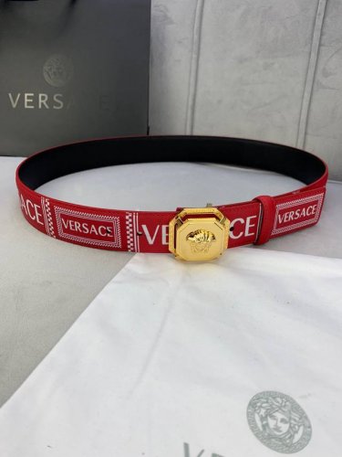 特 宽度4.0Cm 范思哲 此款两面头层皮底 腰带饰有标志性的Versace美杜莎头像三件套组合扣，彰显品牌格调。是一款精美的衣橱必备单品。
