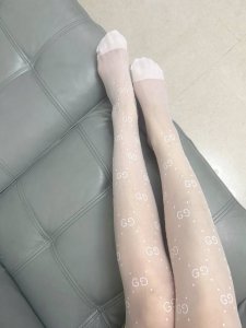 配包装 DDD 一盒一双 Gucci古奇爆款双G字母植绒丝袜 好看到爆炸 ，欧美大牌丝袜 DDD 潮人秋冬必备单品 ，搭配起来超高逼格 ，时髦度爆表啊啊啊啊～～