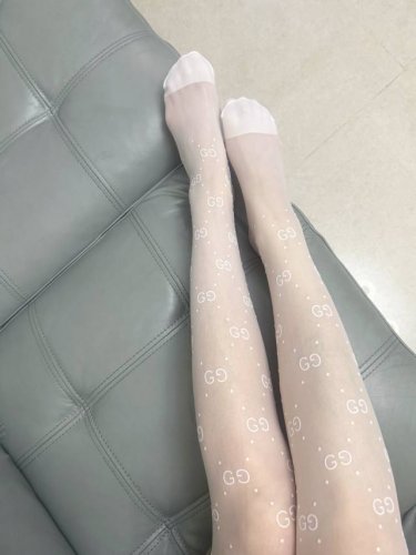 配包装 DDD 一盒一双 Gucci古奇爆款双G字母植绒丝袜 好看到爆炸 ，欧美大牌丝袜 DDD 潮人秋冬必备单品 ，搭配起来超高逼格 ，时髦度爆表啊啊啊啊～～