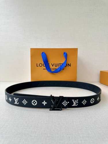 3.0宽Lv 双面荔枝腰带以新颖视角解读路易威登经典元素 Monogram Empreinte 压纹皮革含蓄流露品牌气息 翻转即现 Monogram 压花一面