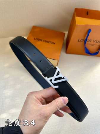 特 Lv 3.4宽 Shape 双面腰带为 Lv Shape 搭扣赋予摩登雾面观感，无论搭配异彩纷呈的 Lv Graffiti 帆布或沉稳牛皮革，均可表明个性态 - 点击图像关闭