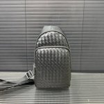 Bottega Veneta 葆蝶家 手工编织男士胸包 单肩包 斜挎包 经典百搭 实物拍摄 原厂原版面料 配送防尘袋 礼盒 30 X 16 Cm。