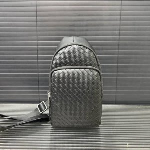 Bottega Veneta 葆蝶家 手工编织男士胸包 单肩包 斜挎包 经典百搭 实物拍摄 原厂原版面料 配送防尘袋 礼盒 30 X 16 Cm。