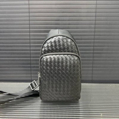 Bottega Veneta 葆蝶家 手工编织男士胸包 单肩包 斜挎包 经典百搭 实物拍摄 原厂原版面料 配送防尘袋 礼盒 30 X 16 Cm。