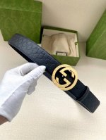 特P190 宽度4.0Cm Gucci 互扣式双G带扣腰带，采用热压印技术的Gucci Signature蓝色皮革精制而成，触感厚实，印花图案清晰分明。