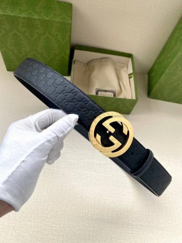 特P190 宽度4.0Cm Gucci 互扣式双G带扣腰带，采用热压印技术的Gucci Signature蓝色皮革精制而成，触感厚实，印花图案清晰分明。