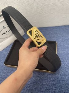 品牌普拉达 描述采用高级真皮精制而成，触感厚实，饰以普拉达商标带扣。腰带为意大利尺寸，请在购买前参阅腰带尺寸指南. 铜扣金属配件 黑色皮革，采用环保工艺制作而成