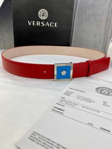 宽度4.0Cm Versaec 饭范思哲 此款时尚平纹腰带由柔软的小牛皮革制成，饰有立体美杜莎搭扣。