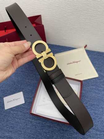 品牌菲拉.格慕 3.5Cm. 描述这款皮带采用天然粒纹皮革材质，颇具都市风范，细节充满动感。同色调金属Gancini扣饰带有撞色衬里，为其增添时髦气息。这款配饰 - 点击图像关闭
