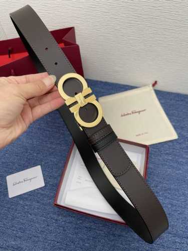 品牌菲拉.格慕 3.5Cm. 描述这款皮带采用天然粒纹皮革材质，颇具都市风范，细节充满动感。同色调金属Gancini扣饰带有撞色衬里，为其增添时髦气息。这款配饰