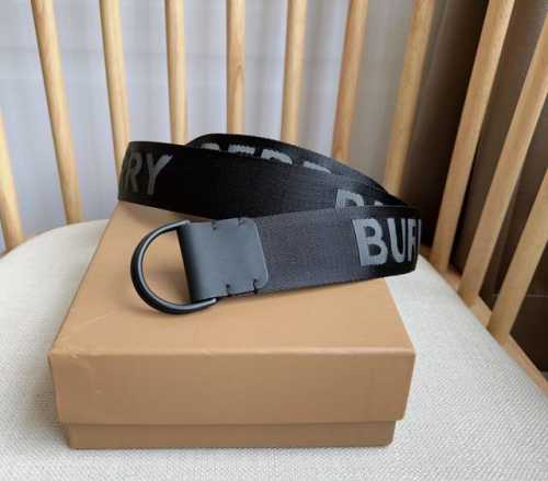 Burberry 巴宝莉 双D型环搭扣设计 灵感源自品牌标志性Trench风衣 意大利腰带 宽:4.0Cm 巴宝莉专属标识 引领时尚的顶端 流行款