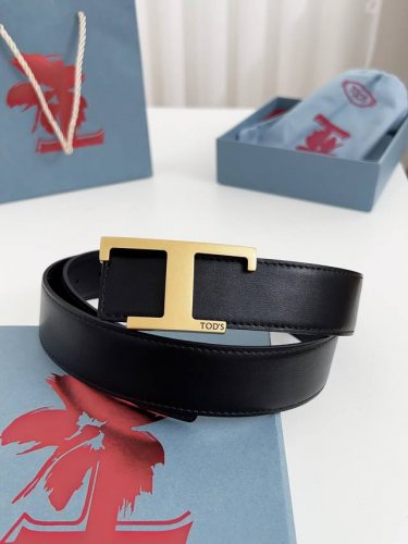 Tods 顶级货品 宽度3.5Cm 双面牛皮材质，皮质柔软，做工精细。 纯铜的扣头，多种颜色可选择。 码数：100-125Cm 包装：全套包装