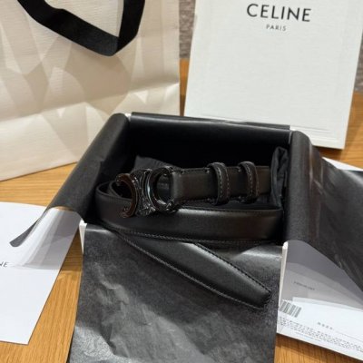 凯旋门女生皮带 Celine光滑牛皮革，银色饰面，复古时尚的凯旋门经典Logo 五金做的是亮面银扣，厚金电镀，不易掉色，耐磨耐用，任何风格都能驾驭. 宽度：25