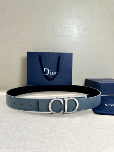 特P170 Dior 这款双面腰带结合典雅气质与摩登风范。双面均采用粒面牛皮革精心制作，一面为黑色，另一面为天蓝色、可搭配各式 35 毫米腰带扣，更添精致，打造
