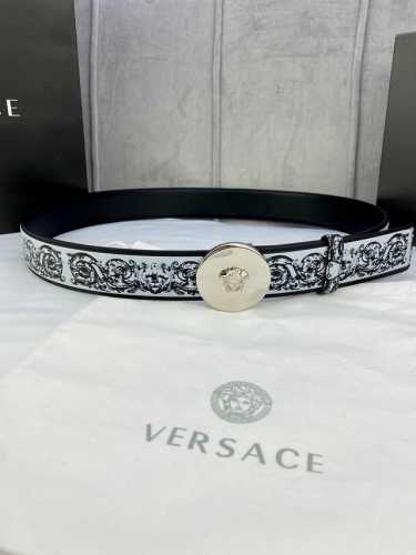 宽度4.0Cm Versace 范思哲 此款Palazzo腰带采用牛皮革面料制作，并饰有Le Po Classique图案印花和标志性的美杜莎五金真空电镀配件