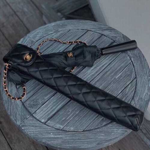 Chanel香奈儿中古雨伞时尚博主人手一套，造型神器！复古伞型+菱格鱼子酱伞套 出片率极高！自带高级感！伞包双C五金！细节完爆