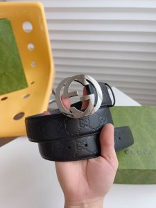 特P160 Gucci 互扣式双G带扣腰带，采用热压印技术的Gucci Signature皮革精制而成，触感厚实，印花图案清晰分明。时尚经典百搭款；皮带宽度：4