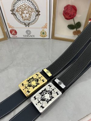品名：Versace.范思哲 材质：原单牛皮腰带 百分百头层牛皮腰带保证真皮，24K纯钢扣，专柜原单品质、做工精细，时尚大牌，送人自用首选 包装： 请认准如图专