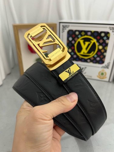 品名：Lv..路易..威登自动带 材质：原单牛皮腰带 百分百头层牛皮腰带保证真皮，24K纯钢扣，专柜原单品质、做工精细，时尚大牌，送人自用首选 包装： 请认准如