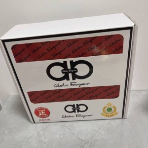 品名：菲拉格幕 原单皮带 材质：原单牛皮腰带 百分百头层牛皮腰带保证真皮，24K纯钢扣，专柜原单品质、做工精细，时尚大牌，送人自用首选 包装： 请认准如图专柜包