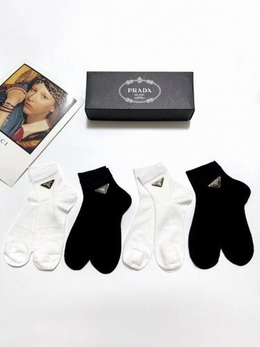 配包装 一盒4 双 Prada 普拉达 经典字母Logo 薄款桑蚕丝短袜，无骨凉感冰冰袜 ，Ins超火爆短袜，潮人必备 ，经典配色 个性时尚百搭款，你值得拥有哦