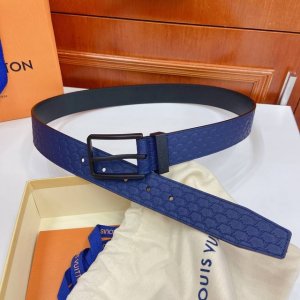 新款 Lv 腰带出自 2025新款压字母Monogram 花卉，展现西部牛仔的灵感启发。双重缝线穿梭于皮革内外两侧，成就多种造型可能，宽度 3.5Cm